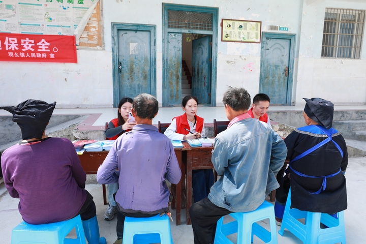 “移動辦公”服務隊正在為群眾辦理業務。劉夢攝 (3).JPG
