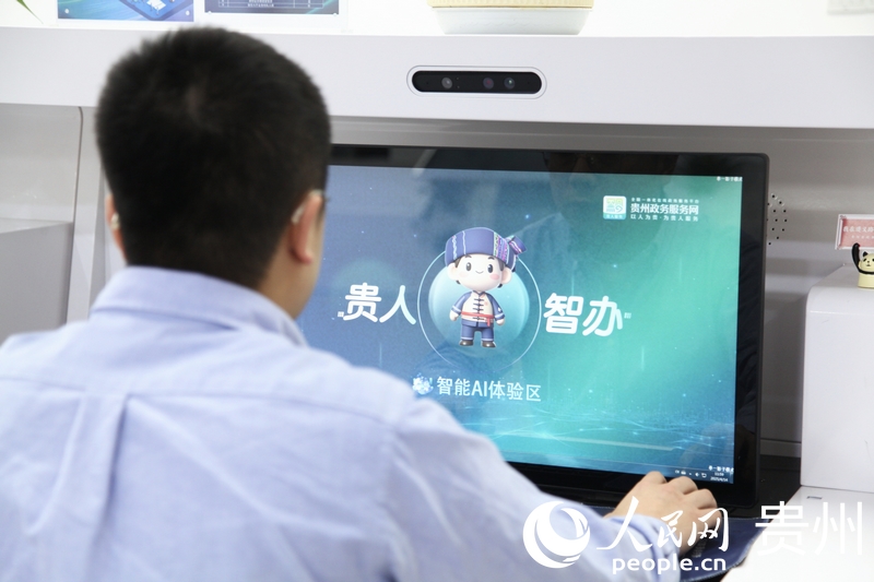 群眾體驗“貴人智辦”。人民網(wǎng) 龍章榆攝