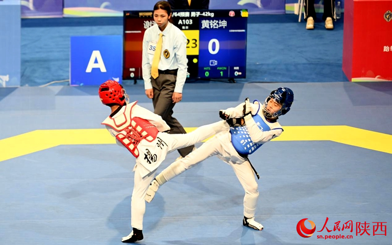 比賽現(xiàn)場,運(yùn)動(dòng)員激烈對(duì)決。人民網(wǎng)記者 白鴿攝