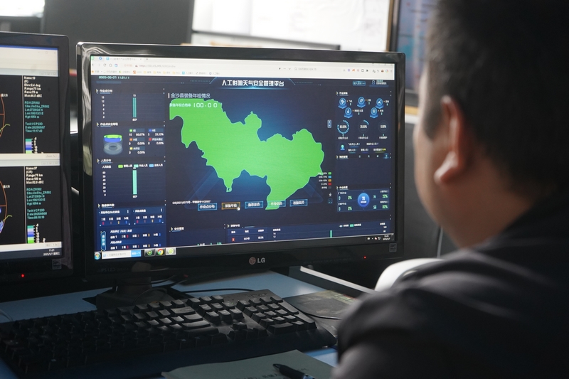 在金沙縣氣象局,工作人員緊盯每個天氣過程,密切監測天氣演變。