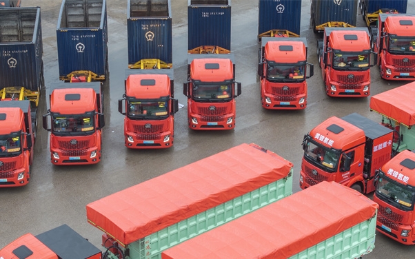 5月10日，100輛49噸級氫能重卡在六盤水市六枝特區正式投運（3）。尚宇杰 攝.jpg