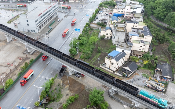 5月10日，在六盤水市六枝特區，全國首臺商用氫能機車頭試運行，49噸級氫能重卡正式投運。尚宇杰 攝.jpg