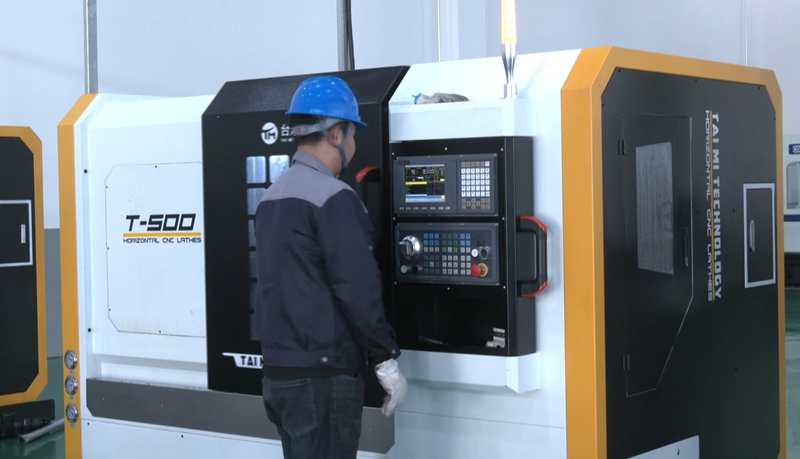 技術員操作中。