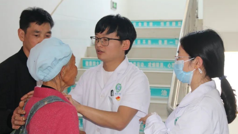 徐正波為患者會診現場。