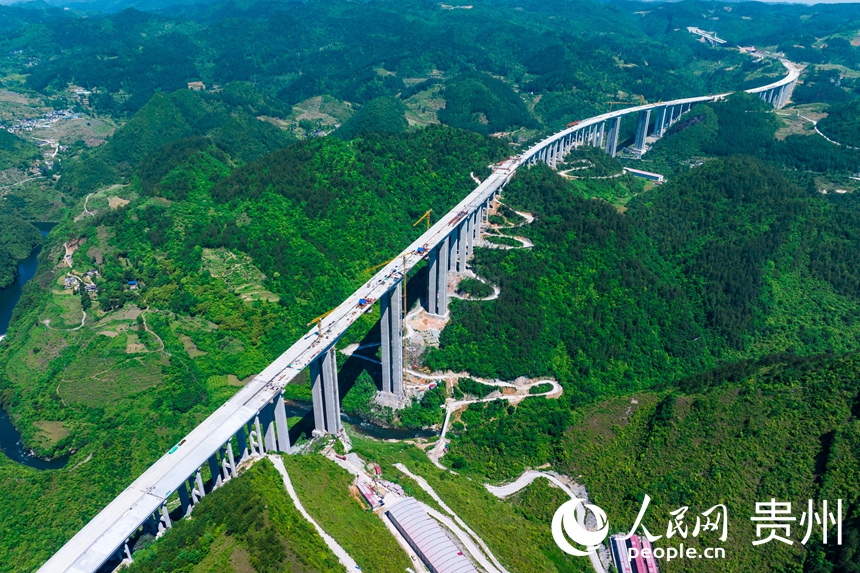 貴平高速南明河特大橋建設現場。人民網記者 涂敏攝