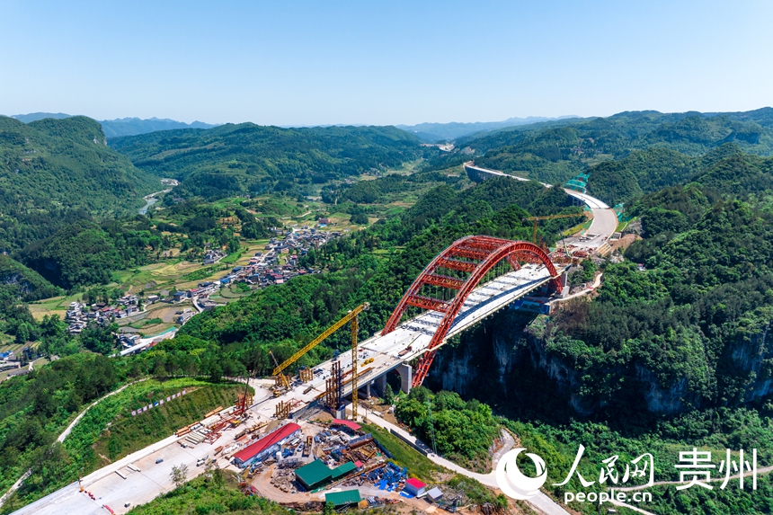 建設中的貴平高速馬場河特大橋。人民網(wǎng)記者 涂敏攝