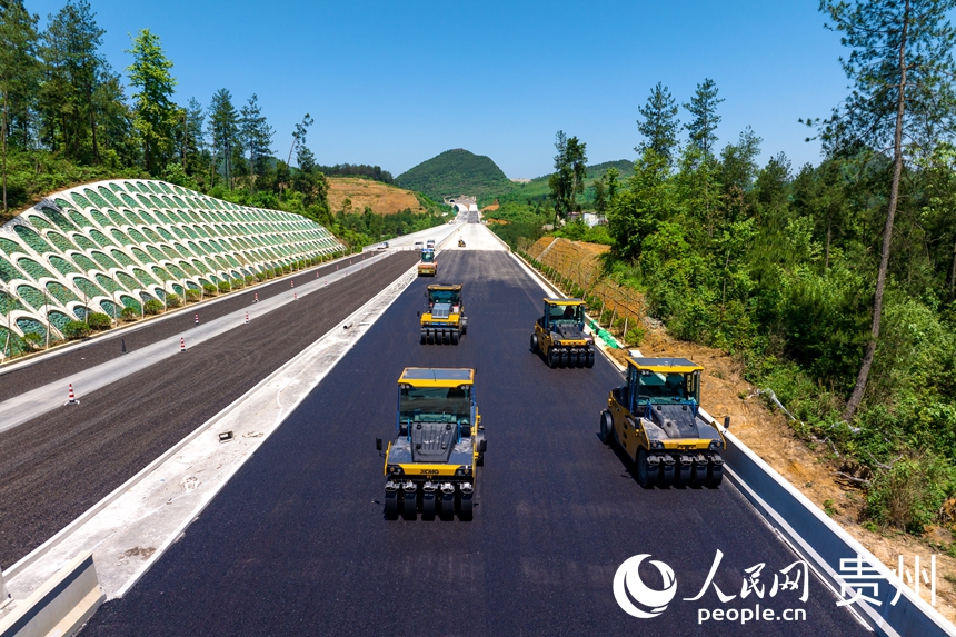 貴平高速路面1標K15段正在進行瀝青下面層攤鋪施工。人民網記者 涂敏攝