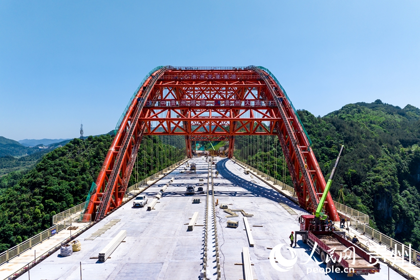 建設中的貴平高速馬場河特大橋。人民網記者 涂敏攝