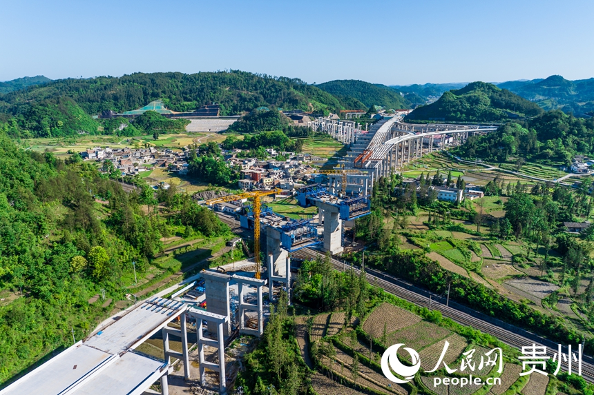 建設(shè)中的貴平高速底至特大橋及昌明樞紐。人民網(wǎng)記者 涂敏攝