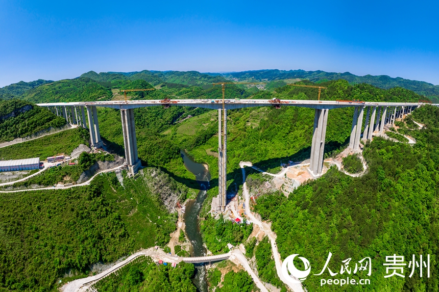 貴平高速南明河特大橋建設現場。人民網記者 涂敏攝