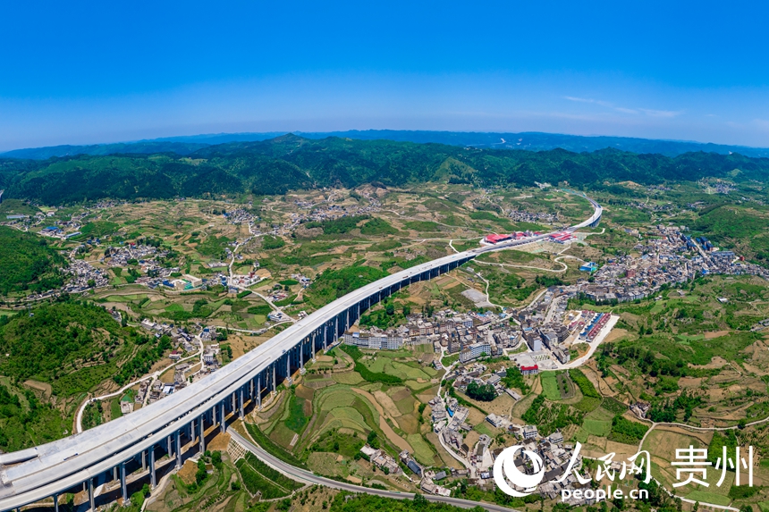 建設中的貴平高速。人民網記者 涂敏攝