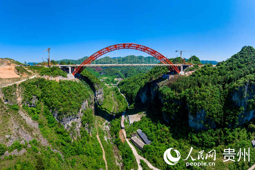 建設中的貴平高速馬場河特大橋。人民網(wǎng)記者 涂敏攝