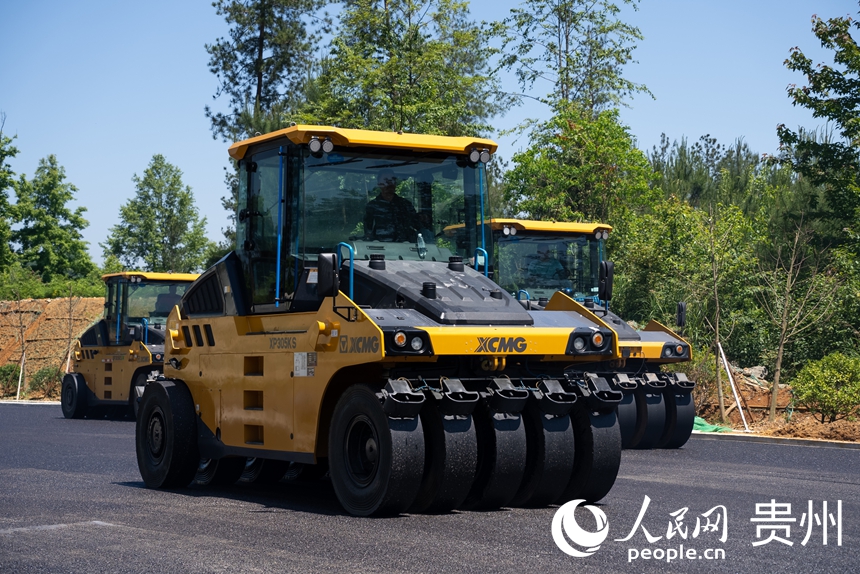 貴平高速路面1標K15段正在進行瀝青下面層攤鋪施工。人民網記者 涂敏攝