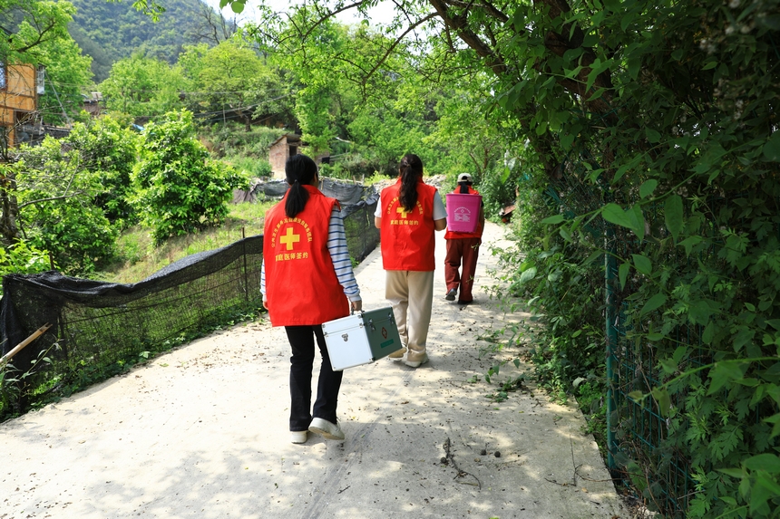 劍河縣家庭醫生服務團隊進村開展家庭醫生簽約服務。楊潔茹攝