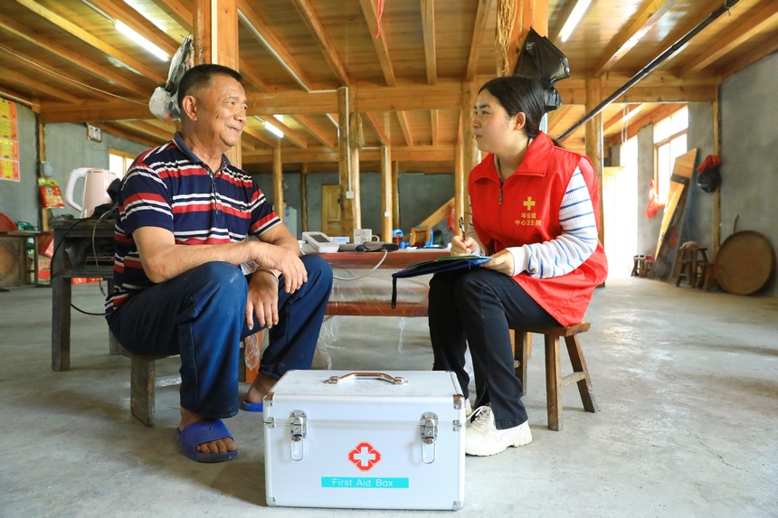 劍河縣家庭醫生服務團隊在了解村民身體情況。楊潔茹攝