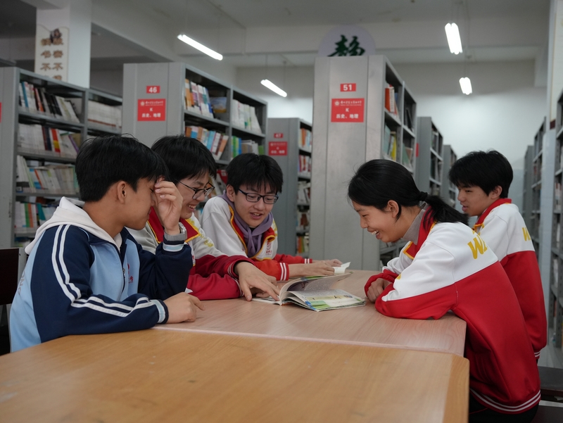 方證淇和同學們一起在圖書館學習。譚祖林攝