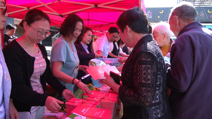 發放宣傳手冊。