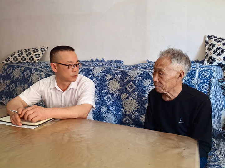 石阡縣湯山街道平陽社區(qū)城鎮(zhèn)公益性崗位人員林云上門了解網(wǎng)格居民生活情況。