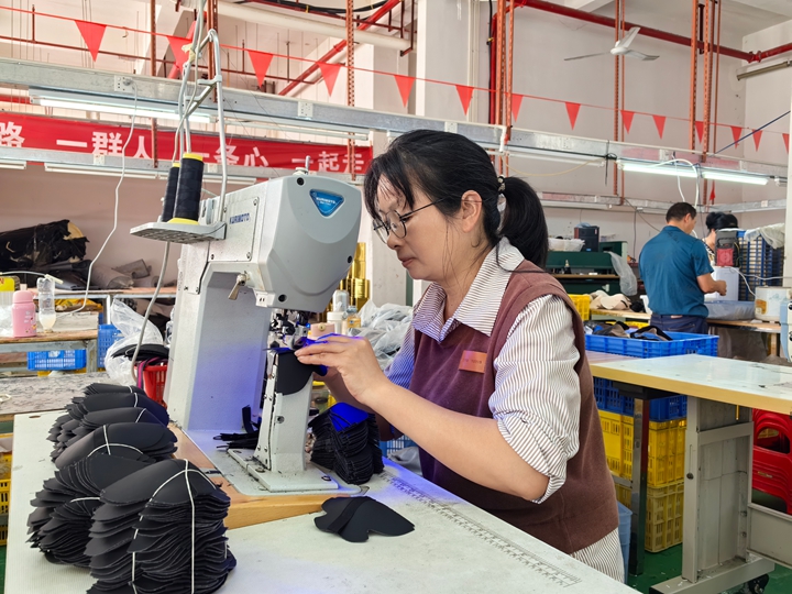 工人們正在生產(chǎn)產(chǎn)品。