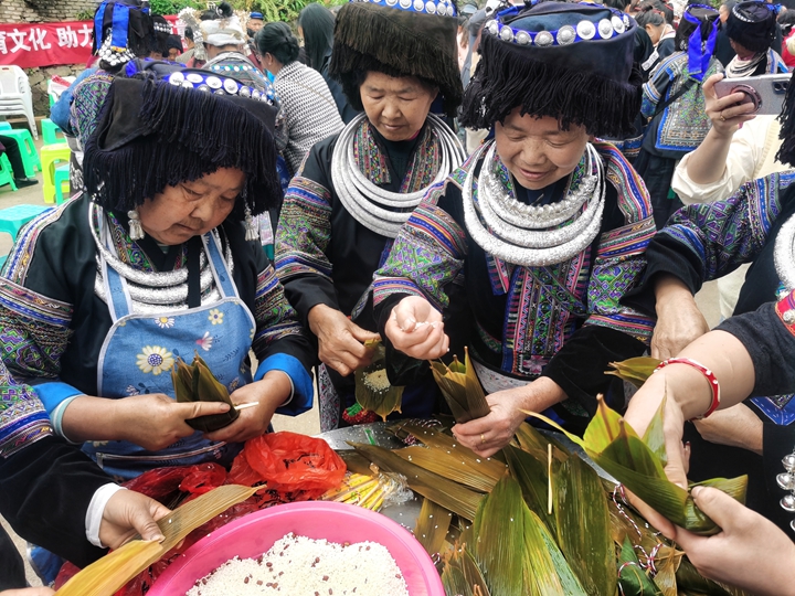 苗族同胞制作五色糯米飯現場。
