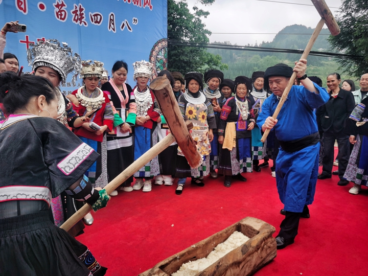 苗族同胞打糍粑現場。