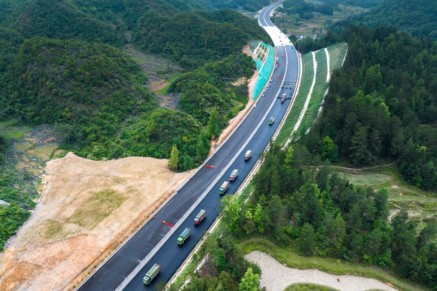 航拍貴平高速路面4標段瀝青路面攤碾施工現場。人民網記者 涂敏攝