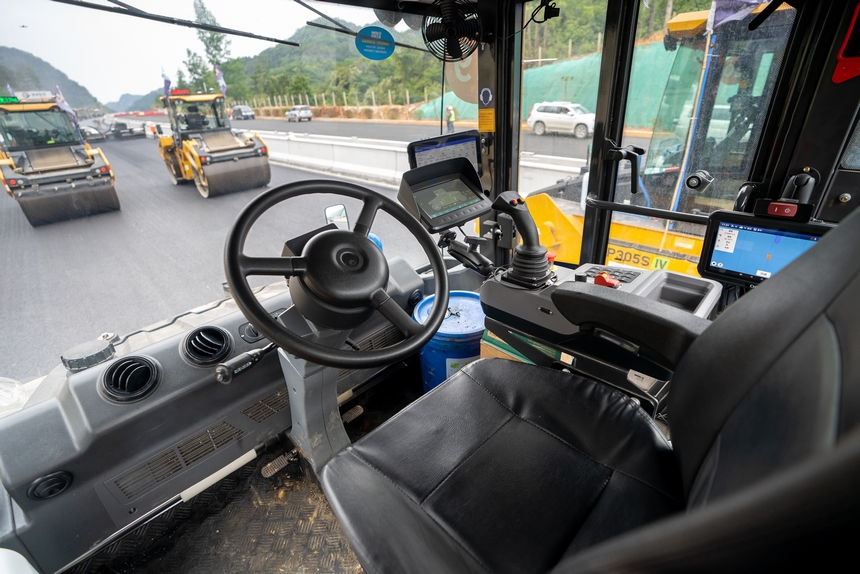 施工現場正在工作的無人駕駛壓路機。人民網記者 涂敏攝