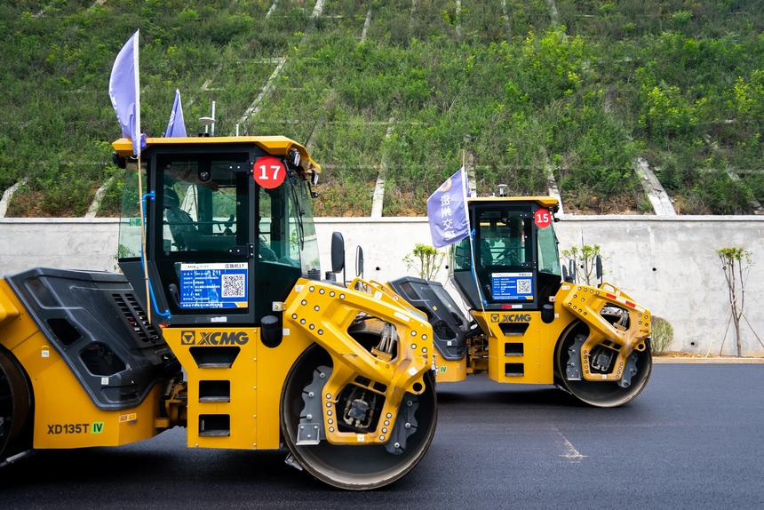 施工現場正在工作的無人駕駛壓路機。人民網記者 涂敏攝
