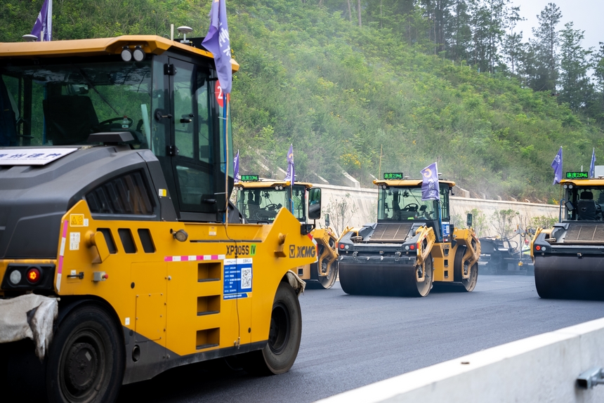 施工現場正在工作的無人駕駛壓路機。人民網記者 涂敏攝
