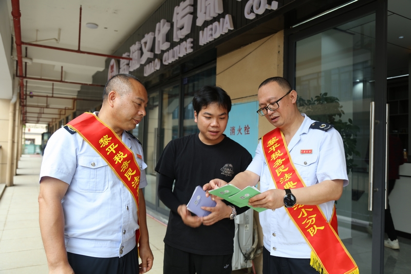 5月14日，黎平縣稅務局走進黎平縣離貓文化傳媒有限公司開展“網絡主播依法誠信納稅一堂課”宣傳活動，圖為稅務人員向企業法人講解直播行業涉稅政策。