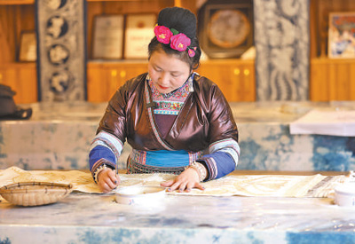 陸勇妹展示蠟染技藝。吳光輝攝