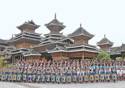 侗族群眾在肇興侗寨寨門前演唱侗族大歌。楊代富攝