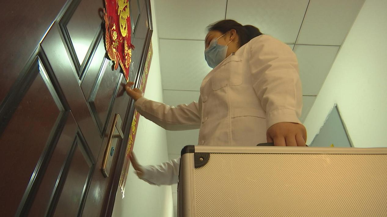 醫生上門為失能老年人開展“健康敲門行動”。