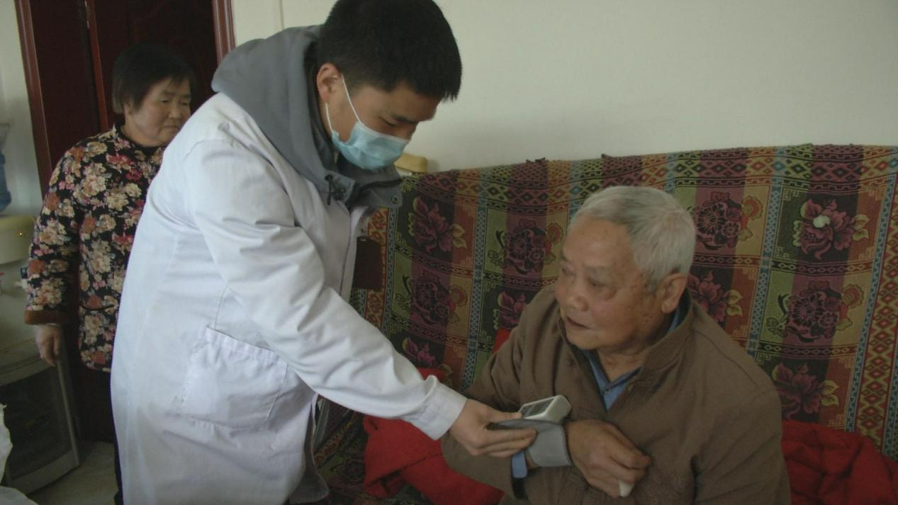 醫生上門為失能老年人開展“健康敲門行動”。
