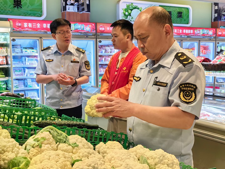 石阡縣市場監管局工作人員在開展食品檢查。