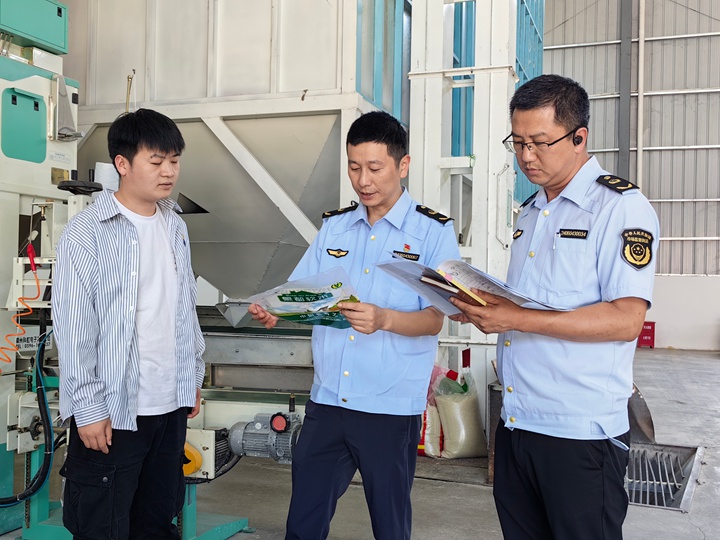 石阡縣市場監管局工作人員在企業走訪，了解生產和知識產權質押融資情況。