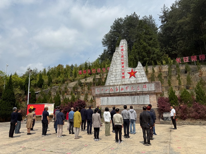 石阡縣委黨校老師、縣級紅色文化講解員周其兵為前來瞻仰的團體解說。