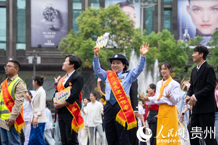 巡游現(xiàn)場不同職業(yè)代表組成的方陣。人民網(wǎng)記者 涂敏攝