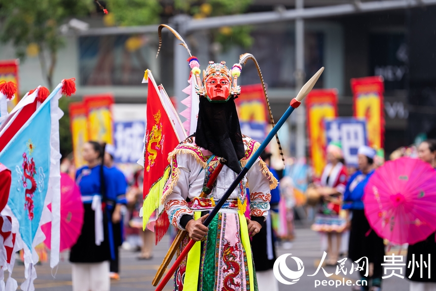 2025年貴州民族團結(jié)大巡游現(xiàn)場的安順地戲展示。人民網(wǎng)記者 涂敏攝
