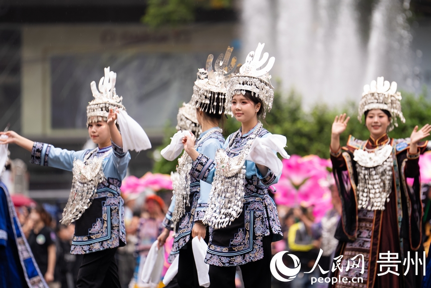 2025年貴州民族團結大巡游現場少數民族文化展示。人民網記者 涂敏攝