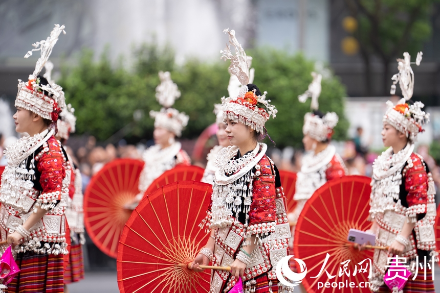 2025年貴州民族團結大巡游現場少數民族文化展示。人民網記者 涂敏攝