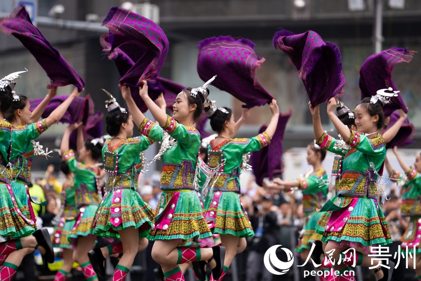 2025年貴州民族團(tuán)結(jié)大巡游現(xiàn)場少數(shù)民族文化展示。人民網(wǎng)記者 涂敏攝