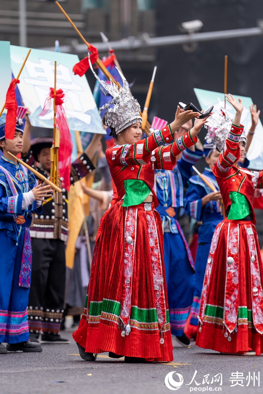 2025年貴州民族團結大巡游現場少數民族文化展示。人民網記者 涂敏攝