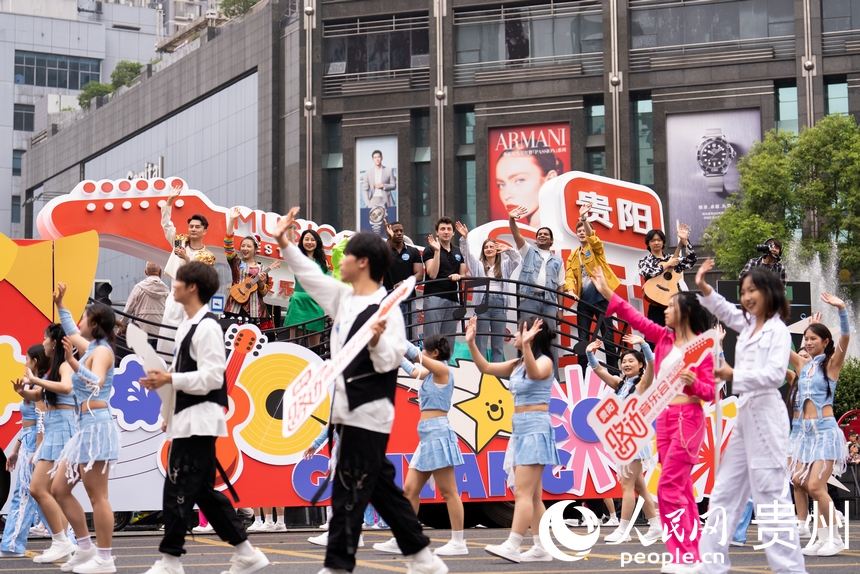 2025年貴州民族團結大巡游現場。人民網記者 涂敏攝