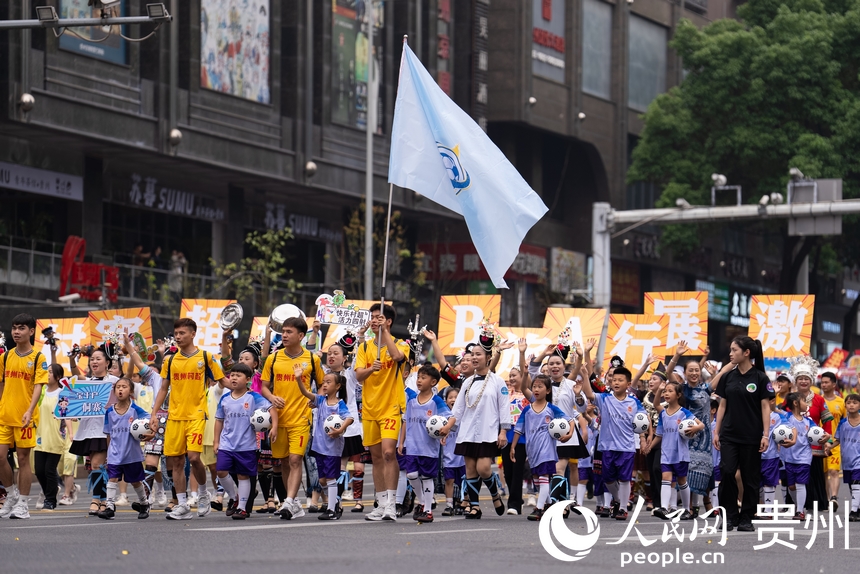 2025年貴州民族團(tuán)結(jié)大巡游現(xiàn)場。人民網(wǎng)記者 涂敏攝