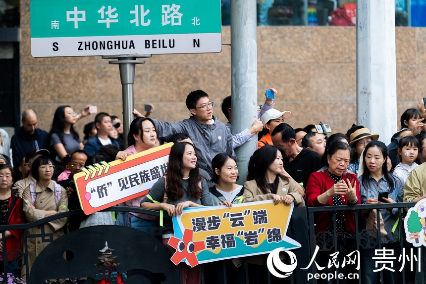 市民游客在現場觀看巡游。人民網記者 涂敏攝