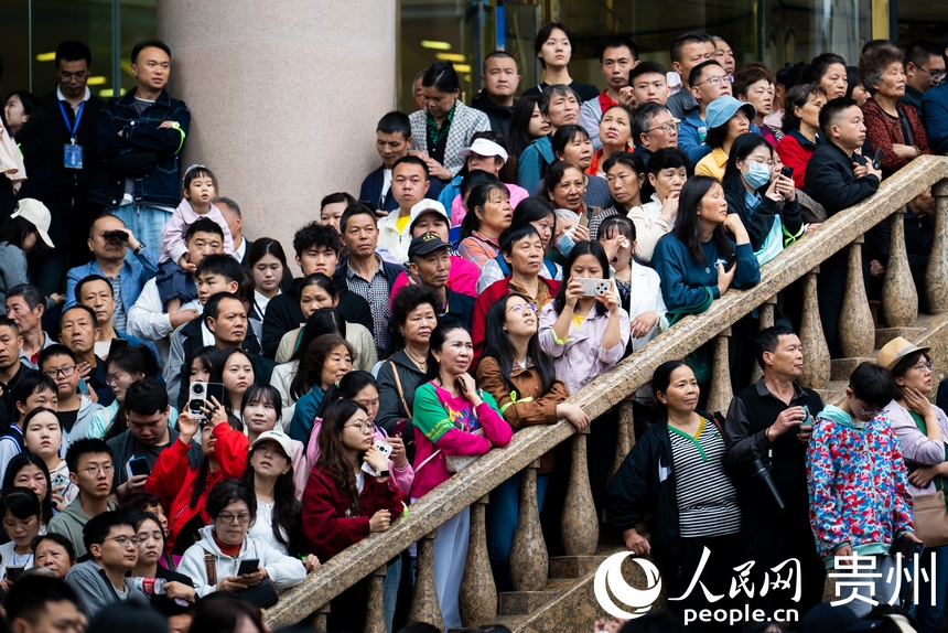 市民游客在現場觀看巡游。人民網記者 涂敏攝