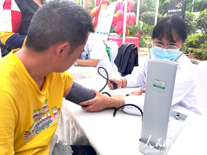 醫務工作者為市民群眾免費測量血壓。人民網記者 王秀芳攝