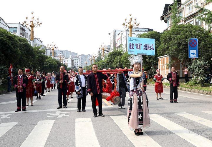 1 圖為國家級非遺苗族刻道游行展演 向天祥 攝.jpg