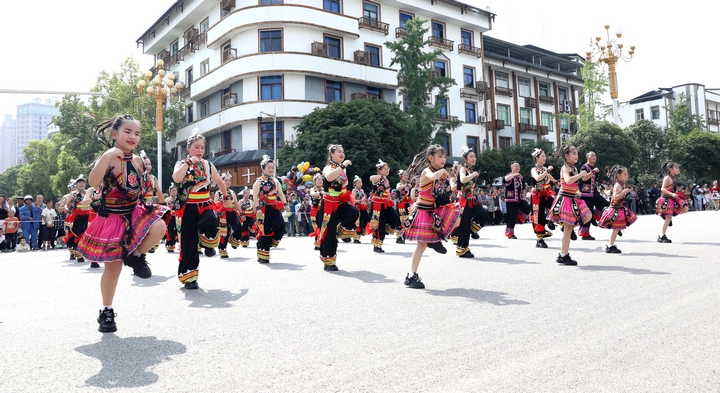 圖為各表演隊伍身著民族盛裝巡游展演 向天祥 攝 .jpg
